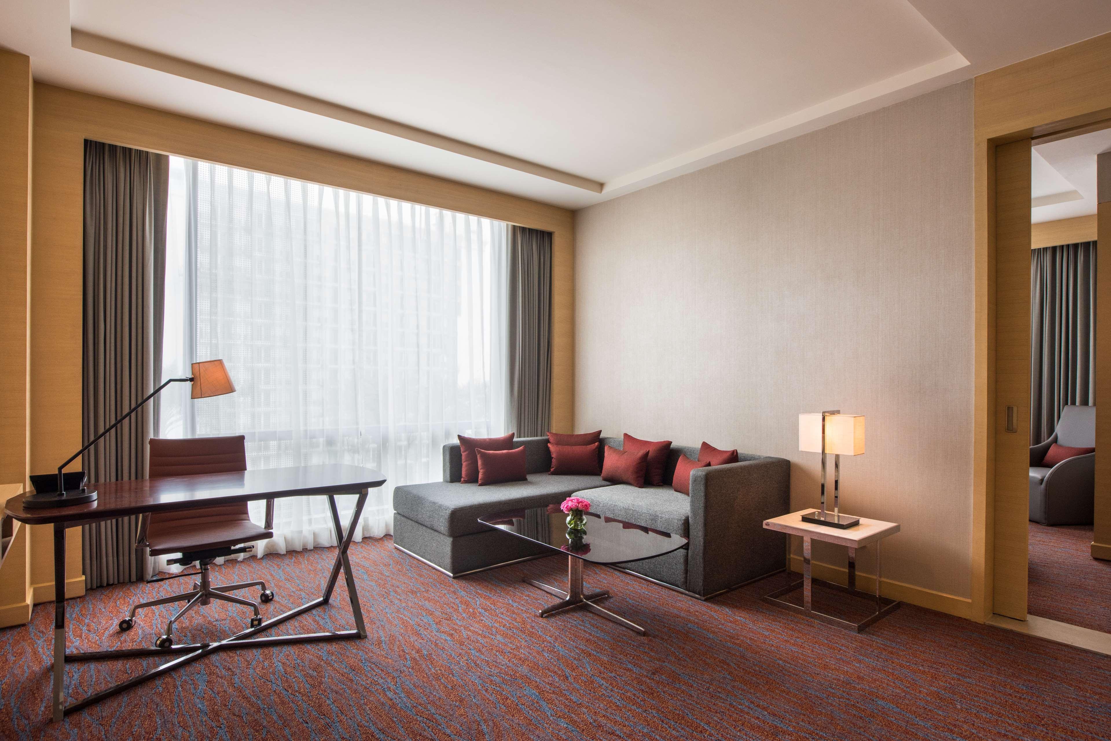 حياة ريجنسي لاكنو لاكناو المظهر الخارجي الصورة A living room in a suite at the hotel