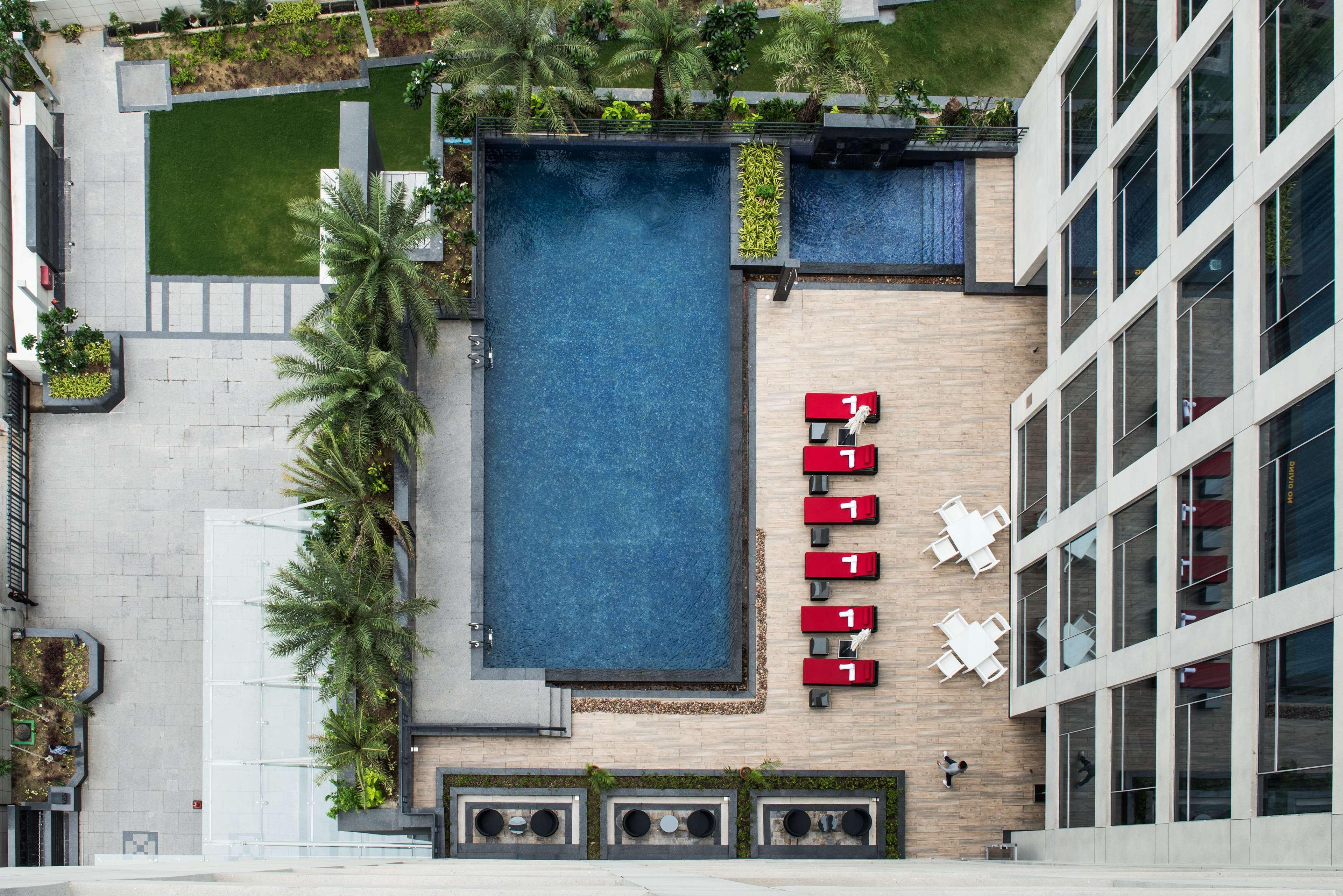 حياة ريجنسي لاكنو لاكناو المظهر الخارجي الصورة The swimming pool at the hotel