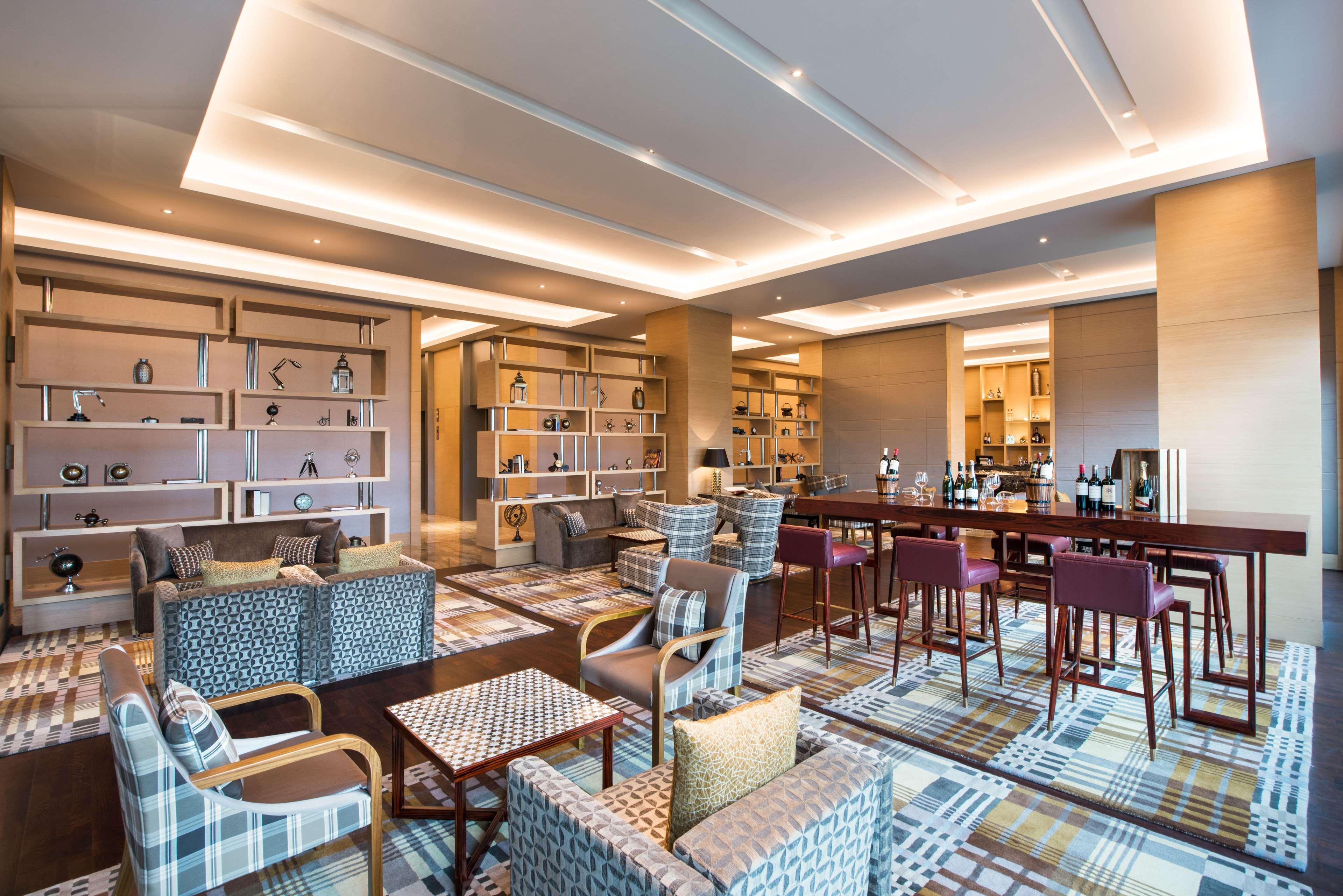 حياة ريجنسي لاكنو لاكناو المظهر الخارجي الصورة The Club lounge at Kuala Lumpur International Airport