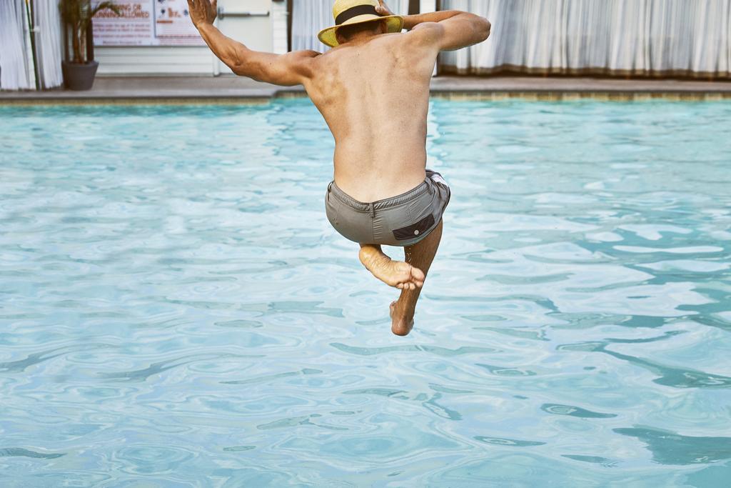 حياة ريجنسي لاكنو لاكناو المظهر الخارجي الصورة A man jumping into a swimming pool